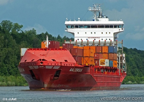 vessel Essence IMO: 9491496, Container Ship
